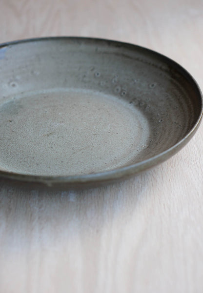 Serving plate in khaki