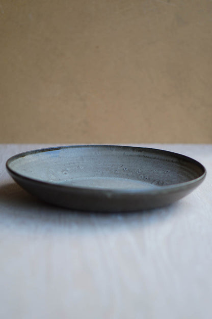 Serving plate in khaki