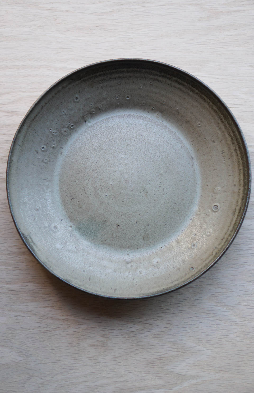 Serving plate in khaki