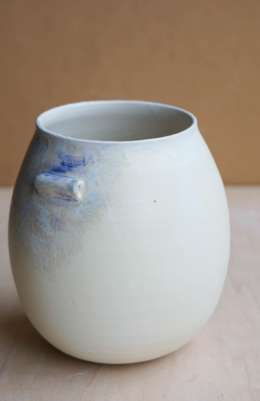 Vase with blue mark #b